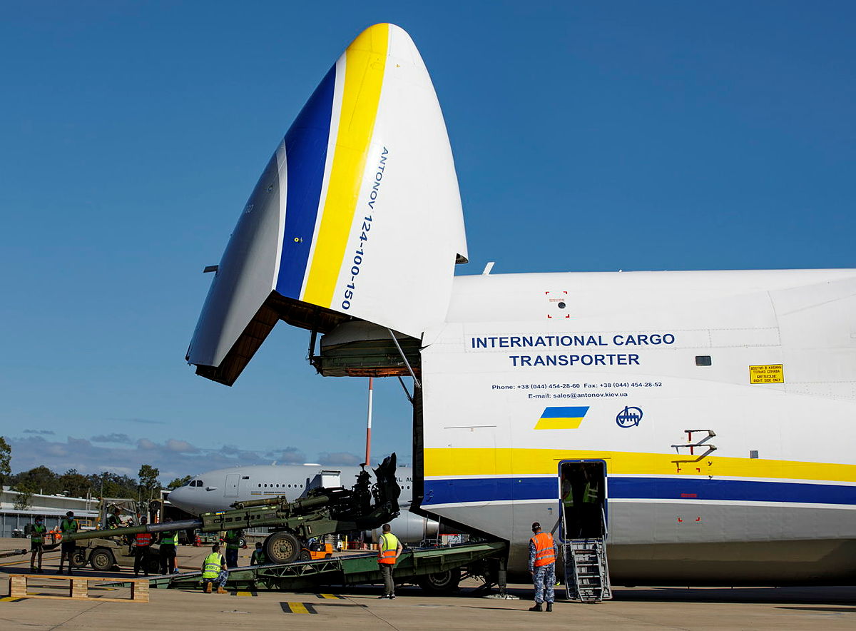 Dette er et av de ukrainske fraktflyene som opererer ut fra flyplassen i Leipzig. Bildet er tatt i Australia da det var der for å hente våpen. 
