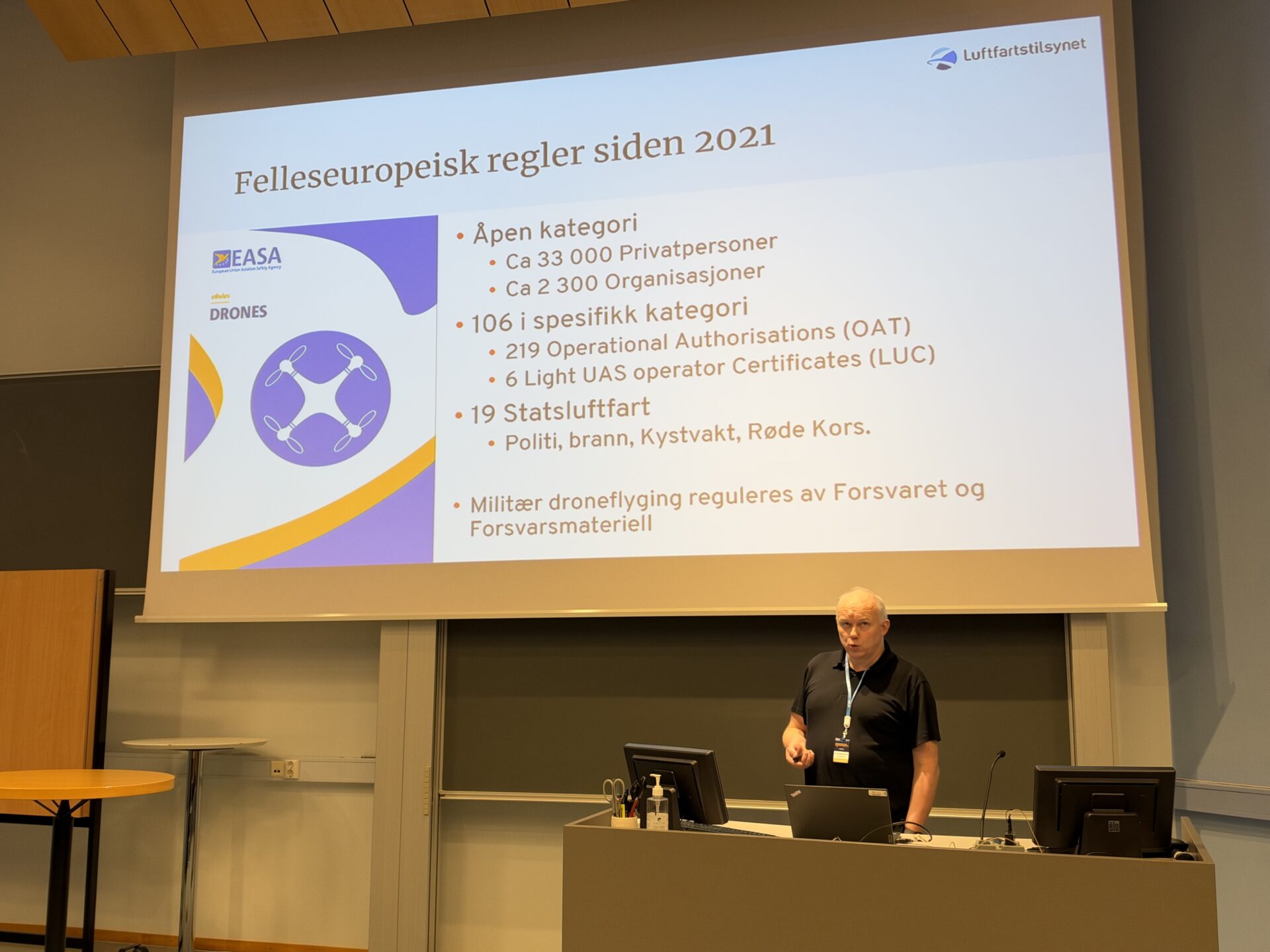 Deltakere på dronekurs for offentlig sektor diskuterer regelverk og operative krav.